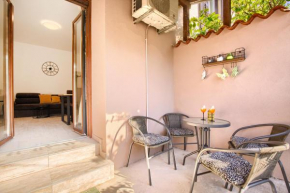 Amphitheater 3+2 modern apartment with terrace, WiFi, Netflix
